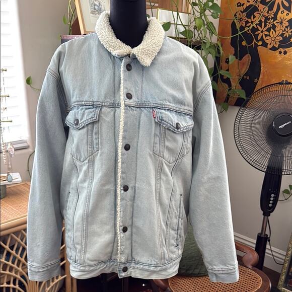 Levi’s Light Wash Denim Snap Up Faux Sherpa Lined Trucker Jacket - Picture 1 of 4